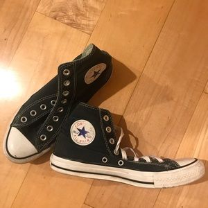Converse all star tennis shoes in black.